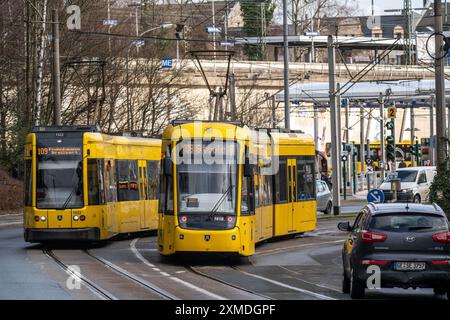 Straßenbahnen der Ruhrbahn, am S-Bahnhof Essen-Steele, Schnittstelle zwischen Schiene und Straßenbahn- und Buslinien, in Essen, Nordrhein-Westfalen, Deutschland Stockfoto