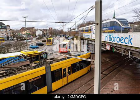 Ruhrbahn-Busse, am S-Bahnhof Essen-Borbeck, Schnittstelle zwischen Bahn-, Nordwestbahn- und Buslinien, Straßenbahnen, in Essen, Nord Stockfoto