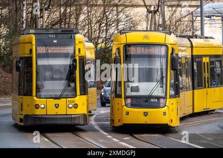 Straßenbahnen der Ruhrbahn, am S-Bahnhof Essen-Steele, Schnittstelle zwischen Schiene und Straßenbahn- und Buslinien, in Essen, Nordrhein-Westfalen, Deutschland Stockfoto