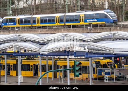 Straßenbahnen der Ruhrbahn, am S-Bahnhof Essen-Steele, Schnittstelle zwischen dem Bahnverkehr, der Nordwestbahn und den Straßenbahn- und Buslinien, in Essen, Nord Stockfoto