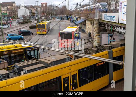 Ruhrbahn-Busse, am S-Bahnhof Essen-Borbeck, Schnittstelle zwischen Bahn-, Nordwestbahn- und Buslinien, Straßenbahnen, in Essen, Nord Stockfoto