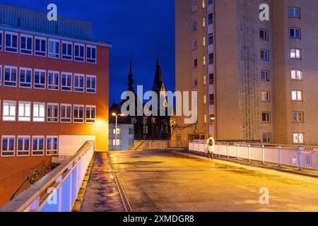 Skyline des Zentrums des Stadtteils Essen-Steele, Kaiser-Otto-Residenz Seniorensiedlung, St. Laurentius Kirche, Saturn Shopping Stockfoto