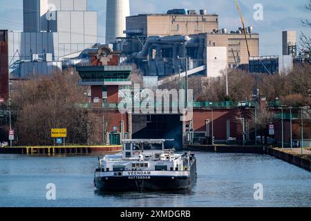 Rhein-Herne-Kanal, neue Schleuse Herne Crange, niederländisches Tankschiff Veendam, STEAG-Blockheizkraftwerk Herne, Nordrhein-Westfalen, Deutschland Stockfoto