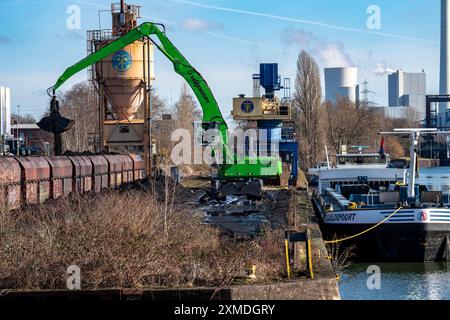 IM Westthafen Wanne wird Kohle für Kraftwerke von einem belgischen Frachtschiff aus Antwerpen auf Güterwaggons auf dem Rhein-Herne-Kanal übertragen Stockfoto