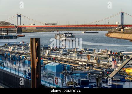 Niederländisches Tankschiff Endeavour, auf dem Weg zum Hafen von Rotterdam, Ausfahrt auf den Rhein, Friedrich-Ebert-Brücke, Tanker, Tanker für Flüssigkeiten, Chemikalien Stockfoto