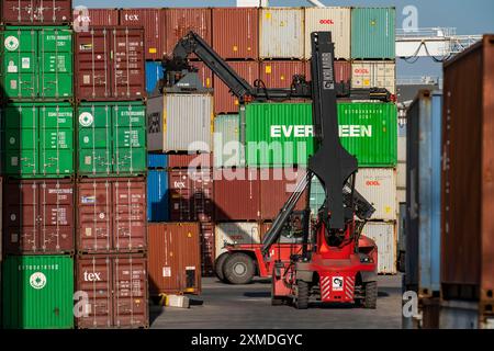 Hafen Duisburg Ruhrort, DeCeTe, Duisburger Container-Terminal, Containerbeladung, Be- und Entladung, Duisport, Duisburger Hafen AG, Duisburg Stockfoto