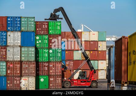 Hafen Duisburg Ruhrort, DeCeTe, Duisburger Container-Terminal, Containerbeladung, Be- und Entladung, Duisport, Duisburger Hafen AG, Duisburg Stockfoto