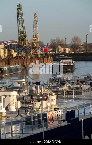 Niederländische Tankschiffe Endeavour, auf dem Weg zum Hafen von Rotterdam, Tankschiffe, Tankschiffe für Flüssigkeiten, Chemikalien, Rohölprodukte, liegt im Hafen Stockfoto