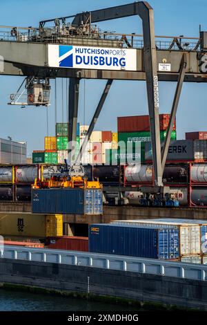 Hafen Duisburg Ruhrort, Containerfrachter wird be- und entladen bei DeCeTe, Duisburger Containerterminal, Duisport, Duisburger Hafen AG Stockfoto