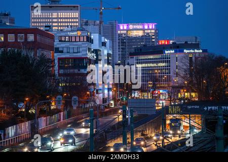 Die Skyline des Essener Stadtzentrums, Autobahn A40, Ruhrschnellweg, Essen, Nordrhein-Westfalen, Deutschland Stockfoto