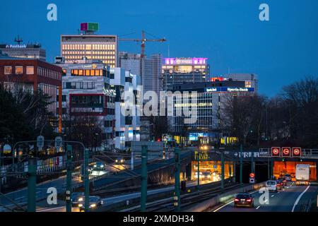 Die Skyline des Essener Stadtzentrums, Autobahn A40, Ruhrschnellweg, Essen, Nordrhein-Westfalen, Deutschland Stockfoto