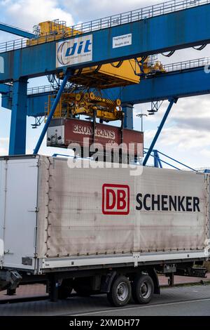 Containerbeladung im Duisburger Hafen, Logport, DIT, Duisburg Intermodal Terminal, Duisburg-Rheinhausen, Nordrhein-Westfalen, Deutschland Stockfoto