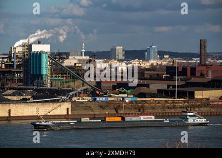 Duisburger Haefen, Rheinkai Nord, Außenhafen, Standort der DK Recycling und Roheisen GmbH, am Rhein, Skyline Stadtzentrum, Duisburg, Verladung Stockfoto