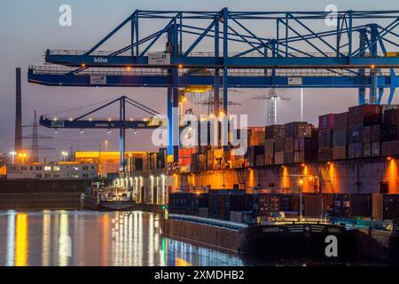 Hafenbecken, Portalkrane im Container Handling Center, trimodales Containerterminal, im Logport Duisburg-Rheinhausen, Frachtschiff Stockfoto