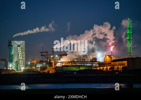 Duisburger Haefen, Rheinkai Nord, Außenhafen, Betriebsstätte der DK Recycling und Roheisen GmbH, am Rhein, Stadtwerke Turm, Nordrhein-Westfalen Stockfoto