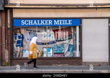 Schalker Meile, Traditionsmeile, Kurt-Schumacher-Straße in Gelsenkirchen-Schalke, Schaufenster mit Fußball-Erinnerungen, Gelsenkirchen, Nord Stockfoto