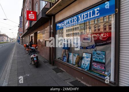 Schalker Meile, Traditionsmeile, Kurt-Schumacher-Straße in Gelsenkirchen-Schalke, Schaufenster mit Fußball-Erinnerungen, Gelsenkirchen, Nord Stockfoto