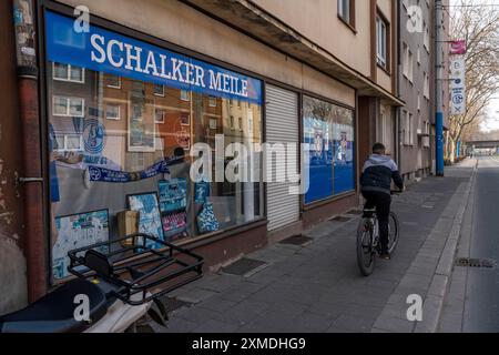 Schalker Meile, Traditionsmeile, Kurt-Schumacher-Straße in Gelsenkirchen-Schalke, Schaufenster mit Fußball-Erinnerungen, Gelsenkirchen, Nord Stockfoto