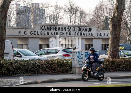 Schalke-Meile, Traditionsmeile, Kurt-Schumacher-Straße in Gelsenkirchen-Schalke, Eingang zum Glueckauf-Stadion, Gelsenkirchen, Nord Stockfoto