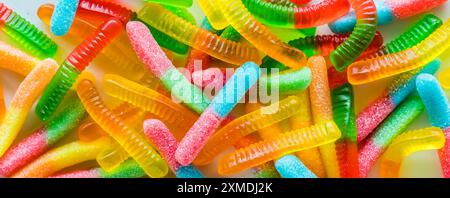 Schmale Sicht auf einen Haufen von hellen Neongummiwürmern. Stockfoto