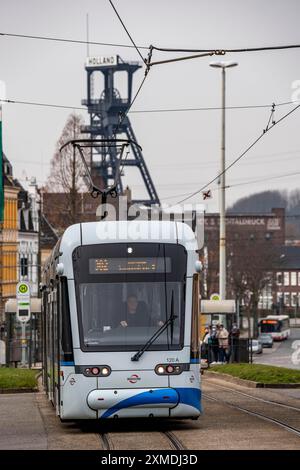 Straßenbahn, Linie 302, an der Friedrich-Ebert-Straße, Haltestelle Freiheitstraße, in Bochum-Wattenscheid, im Hintergrund das Kopfgestell des ehemaligen Holland Stockfoto