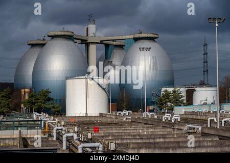 Faulwerke und Belüftungsbecken, Klärwerk Emschergenossenschaft in der Weilheimer Mark in Bottrop, Nordrhein-Westfalen Stockfoto