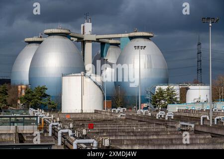 Faulwerke und Belüftungsbecken, Klärwerk Emschergenossenschaft in der Weilheimer Mark in Bottrop, Nordrhein-Westfalen Stockfoto