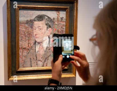 Der Besucher macht Fotos von Gemälden in der National (ehemals Scottish National Gallery) Edinburgh, Schottland, Großbritannien Stockfoto