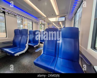 Innenraum des SNG-Nahverkehrssprinterzuges der NS in den Niederlanden Stockfoto