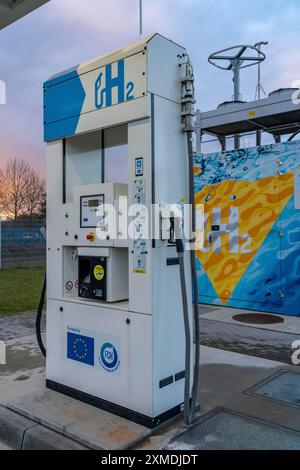 Wasserstofftankstelle, im Wasserstoff-Kompetenzzentrum Hertern, h2Herten, auf dem Gelände des stillgelegten Bergwerks Ewald in Herten, Nord Stockfoto