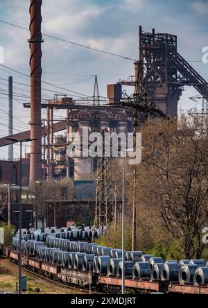 Hochofen Schwelgern 2, Bandstahlrollen, Coils, auf Güterwagen, im ThyssenKrupp Schwelgern-Werk Duisburg-Marxloh, Teil der Stockfoto