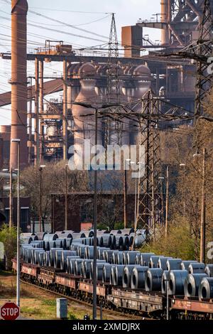 Hochofen Schwelgern 2, Bandstahlrollen, Coils, auf Güterwagen, im ThyssenKrupp Schwelgern-Werk Duisburg-Marxloh, Teil der Stockfoto