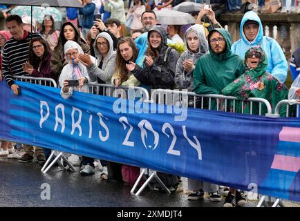 Paris, Frankreich. Juli 2024. Zuschauer trotzen dem Regen und sehen sich das individuelle Zeitfahren der Männer bei den Olympischen Spielen 2024 in Paris, Frankreich, am Samstag, den 27. Juli 2024 an. Foto: Paul Hanna/UPI. Quelle: UPI/Alamy Live News Stockfoto