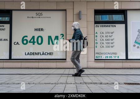 Leerstehende Ladenräume, zur Miete, Werbung in den Schaufensterfenstern, im neuen Stadtteil Schlossstraße, im Stadtzentrum von Mühlheim an der Ruhr Stockfoto