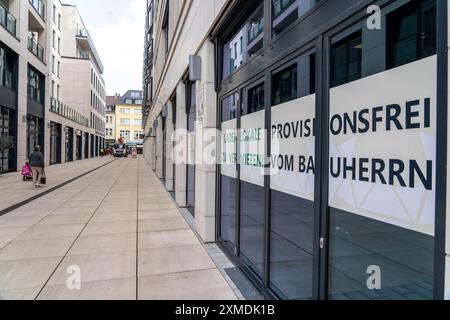 Leerstehende Ladenräume, zur Miete, Werbung in den Schaufensterfenstern, im neuen Stadtteil Schlossstraße, im Stadtzentrum von Mühlheim an der Ruhr Stockfoto