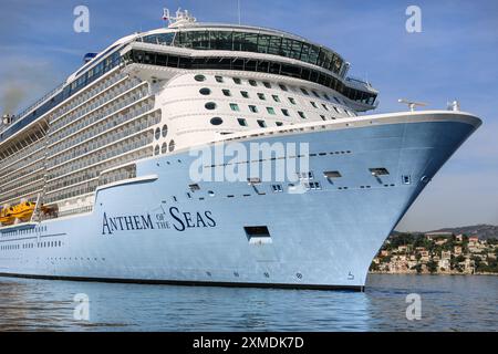 Nizza, Frankreich: Die MEERESHYMNE der Royal Caribbean in Villefranche sur Mer für einen einzigartigen Zwischenstopp für das größte Kreuzfahrtschiff dieses Jahr im kleinen Hafen der französischen Riviera. Das riesige Schiff beherbergt so viele Passagiere wie die Dorfbewohner. Nach der Sommersaison sollte das beeindruckende Schiff im Rahmen einer Umschichtung von Europa nach Singapur durch den Suez-Kanal segeln, aber nach Spannungen am Roten Meer und Drohungen mit Houthi-Raketen auf Schiffe, stattdessen wird sie ohne Passagier die Südspitze Afrikas erkunden, um Dubai und dann Asien zu erreichen. Quelle: Kevin Izorce/Alamy Live News Stockfoto