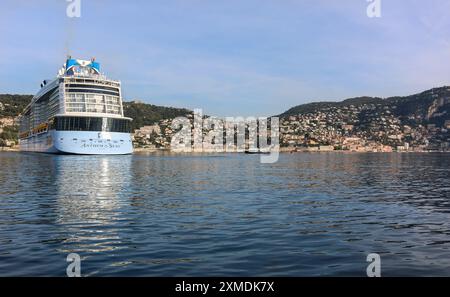 Nizza, Frankreich: Die MEERESHYMNE der Royal Caribbean in Villefranche sur Mer für einen einzigartigen Zwischenstopp für das größte Kreuzfahrtschiff dieses Jahr im kleinen Hafen der französischen Riviera. Das riesige Schiff beherbergt so viele Passagiere wie die Dorfbewohner. Nach der Sommersaison sollte das beeindruckende Schiff im Rahmen einer Umschichtung von Europa nach Singapur durch den Suez-Kanal segeln, aber nach Spannungen am Roten Meer und Drohungen mit Houthi-Raketen auf Schiffe, stattdessen wird sie ohne Passagier die Südspitze Afrikas erkunden, um Dubai und dann Asien zu erreichen. Quelle: Kevin Izorce/Alamy Live News Stockfoto