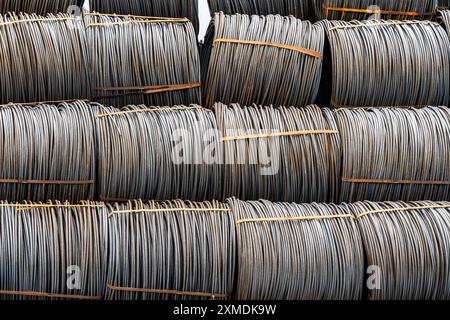 Stahldraht, Coils, warten auf Weiterverarbeitung im Rhein-Ruhr-Hafen in Müelheim an der Ruhr, Nordrhein-Westfalen Stockfoto