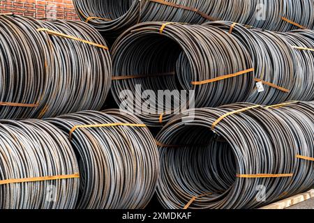 Stahldraht, Coils, warten auf Weiterverarbeitung im Rhein-Ruhr-Hafen in Müelheim an der Ruhr, Nordrhein-Westfalen Stockfoto