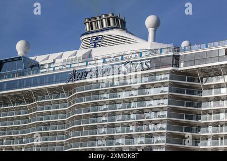 Nizza, Frankreich: Die MEERESHYMNE der Royal Caribbean in Villefranche sur Mer für einen einzigartigen Zwischenstopp für das größte Kreuzfahrtschiff dieses Jahr im kleinen Hafen der französischen Riviera. Das riesige Schiff beherbergt so viele Passagiere wie die Dorfbewohner. Nach der Sommersaison sollte das beeindruckende Schiff im Rahmen einer Umschichtung von Europa nach Singapur durch den Suez-Kanal segeln, aber nach Spannungen am Roten Meer und Drohungen mit Houthi-Raketen auf Schiffe, stattdessen wird sie ohne Passagier die Südspitze Afrikas erkunden, um Dubai und dann Asien zu erreichen. Quelle: Kevin Izorce/Alamy Live News Stockfoto