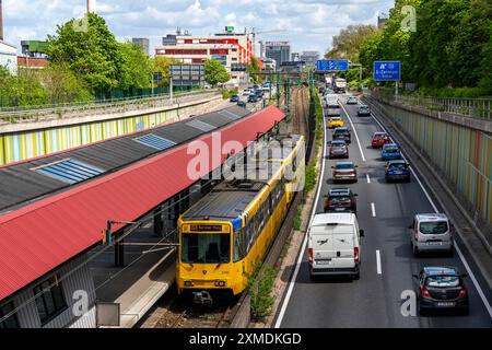 Autobahn A40, Ruhrschnellweg, in der Durchgangsstraße in Essen, Lärmschutz, Straßenbahn, U-Bahn der Ruhrbahn, Haltestelle Hobeisenbrücke, Nord Stockfoto