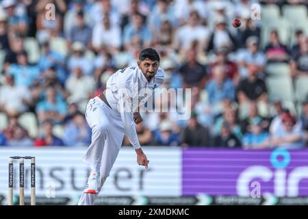 Birmingham, Großbritannien. Juli 2024. Shoaib Bashir aus England liefert den Ball während des zweiten Tages des Rothesay Test Match England gegen West Indies in Edgbaston, Birmingham, Großbritannien, 27. Juli 2024 (Foto: Mark Cosgrove/News Images) in Birmingham, Großbritannien am 27. Juli 2024. (Foto: Mark Cosgrove/News Images/SIPA USA) Credit: SIPA USA/Alamy Live News Stockfoto