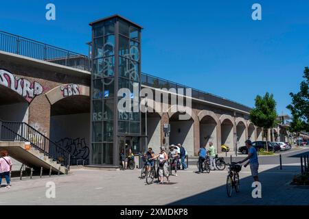 Radweg RS1, in Mühlheim an der Ruhr, auf einem ehemaligen Eisenbahnviadukt, mitten im Stadtzentrum, Fahrradlift in der Innenstadt auf die Stockfoto