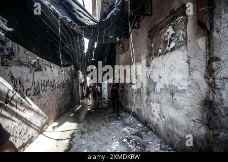 Nablus, Palästina. Juli 2024. Palästinenser inspizieren den Ort eines israelischen Drohnenangriffs auf palästinensische Militanten im Flüchtlingslager Balata bei Nablus im nördlichen besetzten Westjordanland. Quelle: SOPA Images Limited/Alamy Live News Stockfoto