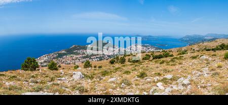 Panoramablick auf Dubrovnik und die Elaphiti-Inseln von der Spitze des Moutain SRD in Kroatien Stockfoto