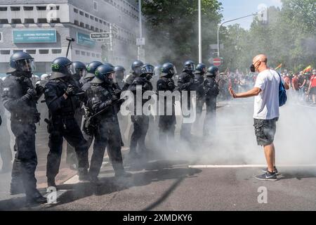 Polizeieinsatz bei einer Demonstration gegen das geplante Versammlungsgesetz in Nordrhein-Westfalen, in Düsseldorf, verschiedenen linken Gruppen und Fußball Stockfoto