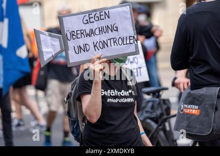 Demonstration gegen das geplante Versammlungsgesetz in Nordrhein-Westfalen, in Düsseldorf, verschiedene linke Gruppen und Fußballfans, Ultras, aus Stockfoto