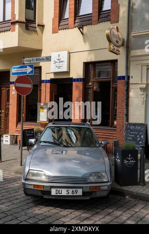 Restaurant, Cafe zum Anker, Tatortinspektor Horst Schimanski Kultpub, Original Citroen CX Firmenwagen aus Schimmi, Hafenviertel Stockfoto
