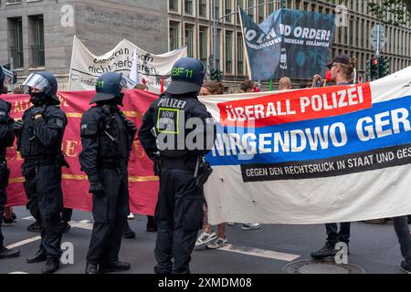 Polizeieinsatz bei einer Demonstration gegen das geplante Versammlungsgesetz in Nordrhein-Westfalen, in Düsseldorf, verschiedenen linken Gruppen und Fußball Stockfoto