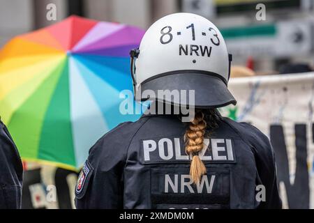 Polizeieinsatz bei einer Demonstration gegen das geplante Versammlungsgesetz in Nordrhein-Westfalen, in Düsseldorf, verschiedenen linken Gruppen und Fußball Stockfoto